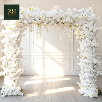Arche florale carrée de roses blanches rêveuses et verdoyantes pour la décoration de l'entrée de mariage et du fond de scène