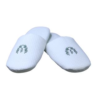 Chaussons d'intérieur en <span class=keywords><strong>éponge</strong></span> gaufrée de qualité supérieure Tourel, fermés, avec logo brodé - Product Image 1