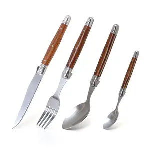 रसोई और रेस्तरां में उपयोग के लिए प्लास्टिक हैंडल के साथ 4-पीस स्टेनलेस स्टील कटलरी सेट में दाँतेदार स्टेक कांटा चाकू चम्मच शामिल है