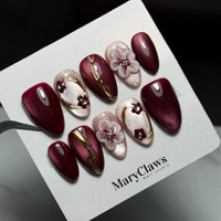 Ongles press-on de qualité supérieure, 30 pièces, rouge cerise, courts, en forme d'amande, dorés, avec motifs floraux en relief et petits strass, fabriqués à la main