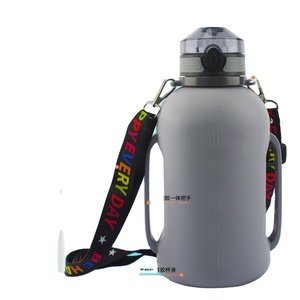 Échantillon GRATUIT – Bouteille d'eau pliable en silicone sans BPA de 2 L pour le sport, la gym et les voyages, avec paille – Vente en gros - Product Image 2