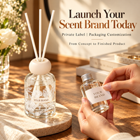 Diffuseur à bâtonnets en verre personnalisable avec design floral en relief et capuchon en bois, coffret cadeau élégant pour solution de parfum d'ambiance