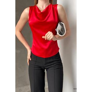 Blusa con collo a balze in tessuto satinato rosso