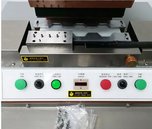 <span class=keywords><strong>Machine</strong></span> hydraulique <span class=keywords><strong>de</strong></span> poinçonnage et <span class=keywords><strong>de</strong></span> découpe <span class=keywords><strong>de</strong></span> <span class=keywords><strong>trous</strong></span> <span class=keywords><strong>de</strong></span> <span class=keywords><strong>ceinture</strong></span> en cuir Nouvelle poinçonneuse <span class=keywords><strong>de</strong></span> <span class=keywords><strong>trous</strong></span> <span class=keywords><strong>de</strong></span> <span class=keywords><strong>ceinture</strong></span> en cuir avec coupe <span class=keywords><strong>de</strong></span> queue - Product Image 4