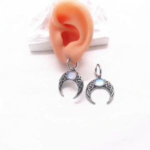 Boucles d'oreilles créoles en acier inoxydable, motif croissant de lune celtique, style gothique viking, bijoux argentés avec gemme bleue, accessoire unisexe Witchcore - Product Image 4