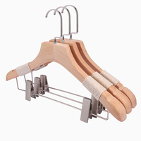 Logo personnalisé magasin de vêtements pince antidérapante cintre en bois massif luxe or crochets vêtements cintre en bois avec clip tige