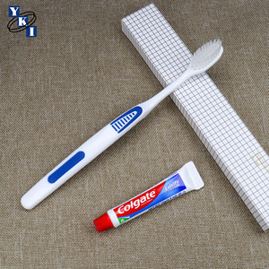 <span class=keywords><strong>Prix</strong></span> d'usine OEM Kit dentaire de luxe pour hôtel <span class=keywords><strong>Dentifrice</strong></span> <span class=keywords><strong>Colgate</strong></span> 5ml et brosse à dents antidérapante pour les affaires ou les voyages Équipements de l'hôtel - Product Image 1