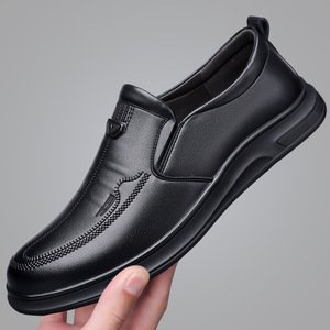 Mocassins décontractés en cuir pour hommes, à enfiler, semelle souple, chaussures de conduite, couleur unie noire, détails de couture, fabriqués à Wenzhou - Product Image 1