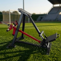 Machine à rames verticales pour renforcer les pectoraux latéraux et le haut du dos, idéale pour l'entraînement des muscles dorsaux en salle de sport commerciale.