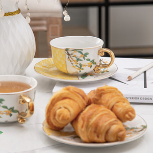 Juego de taza y platillo de cerámica con asa dorada y diseño floral para el té de la tarde - Product Image 4