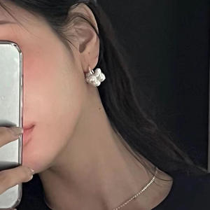 Pendientes de Aro con Perlas Blancas Redondas de Grado AA, Plata, para Uso Diario, con Engaste de Garra, 2022 - Product Image 3