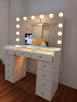 Coiffeuse Hanyee avec 9 grands tiroirs, miroir, plateau en verre, tiroirs en verre, 3 ampoules colorées et prise intégrée