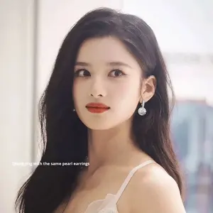 Orecchini a Perno in Kevlar con Effetto Perla, Stile Francese Estetico di Tendenza con Motivo a Fiocco di Neve Invernale per Donne - Product Image 2