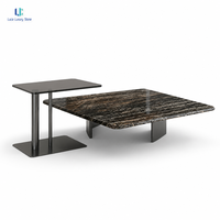 Table basse en marbre noir Luca Silver Wave |   Base en métal carrée à veines ondulées horizontales polies, moderne, pour salon, villa, sur mesure