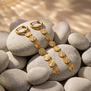 Boucles d'oreilles pendantes en acier inoxydable plaqué or véritable 18 carats, motif gravé, disque métallique étanche, avec pampilles, pour femme - Product Image 3