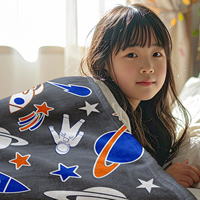 Couverture en flanelle phosphorescente pour bébé, douce, lumineuse, motif fusée spatiale, fabricant OEM pour les grossistes de cadeaux de supermarché
