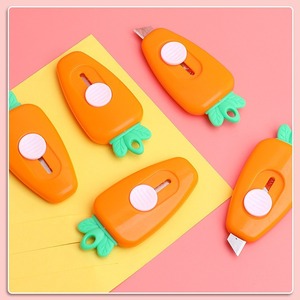 Mini cuchillo multiusos con forma de zanahoria, cortador de papel portátil para estudiantes, herramienta para desempacar en la oficina - Product Image 2