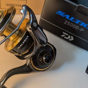 Carrete de Pesca Giratorio Daiwa 25 SALTIGA 25000-P Original (Modelo 2025), Relación de Engranajes 4.4, 8 Rodamientos, 600g, Magnesio - Product Image 3