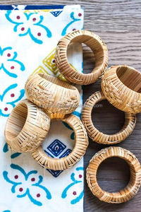 Anneaux de serviette en bois de manguier accrocheurs avec un design rayé coloré stocké pour les fêtes rehausseur de décor de table parfait - Product Image 3