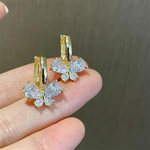 Pendientes de Mariposa Tipo Huggie con Cristales y Diamantes de Imitación, Chapados en Oro de 18K, para Uso Diario, de Lujo para Mujer - Product Image 3