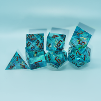 Set Dadu DND 7 Buah Berbahan Resin Ungu Dilukis Tangan dengan Inklusi Kertas Berwarna-warni, Dadu RPG Polihedral untuk Permainan Peran Meja