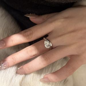 Anillo de Plata de Ley S925 con Diseño de Gota de Agua y Diamantes, Diseño Irregular y Aerodinámico de Alto Contenido de Carbono, Lujo Ligero, Noble Simplicidad - Product Image 2