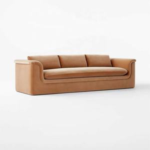 أريكة داخلية من ساسانيد الأكثر مبيعًا طراز ماردونز 103 بوصة بلون بني جملي من المخمل - Product Image 2