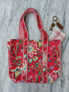 Bolso Tote Acolchado Boho Rojo con Estampado Floral, Bolso de Hombro de Tela Hecho a Mano, Bolso Grande Estético para Mujer con Cierre - Product Image 4