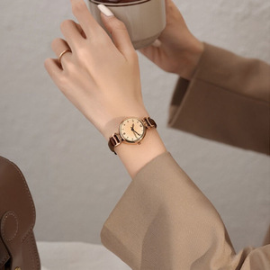 Montre à quartz ronde rétro pour femme, bracelet en cuir, montre-bracelet analogique, cadran élégant avec aiguilles pour un usage quotidien - Product Image 2