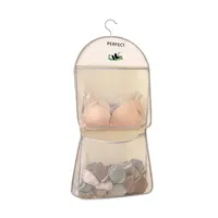 Ce sac de rangement suspendu en maille multicouche est livré avec des crochets. Idéal pour être placé dans une armoire.