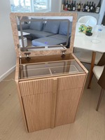 Coiffeuse moderne en bois de chêne de taille personnalisée, gain de place, avec miroir LED rabattable, tabouret caché et éclairage intégré