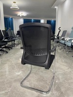 Chaise de bureau convertible moderne de haute qualité en tissu, élégante et contemporaine, avec base en métal maillé, pour usage commercial, hôtelier et de conférence