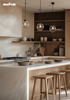 Cuisine en bois naturel style Wabi Sabi avec îlot cannelé, étagères ouvertes LED, comptoir en quartz, armoires de cuisine modernes sur mesure
