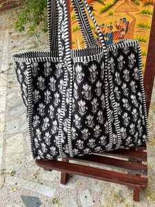 Bolso de Mano Acolchado de Algodón con Estampado de Bloques, Hecho a Mano, Arte Textil Tradicional Indio, Bolso de Hombro para Viajes y Compras - Product Image 2