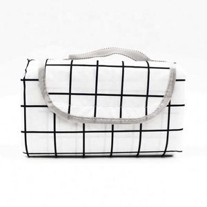 Tapete Plegable de Tela Oxford Impermeable y Reutilizable, Diseño a Cuadros Blanco, 150CM*200CM, Impresión Personalizada, Ligero y Duradero para Exteriores - Product Image 1