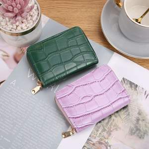 Portefeuille compact pour femme avec texture d'alligator et plusieurs emplacements pour cartes, fabriqué en PVC durable pour les voyages et le <span class=keywords><strong>travail</strong></span> - Product Image 4
