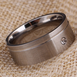 Anillo de Titanio y Acero Inoxidable para Mujer, 8mm, con Incrustaciones de Diamantes, Diseño Geométrico, Joyería de Regalo - Product Image 3
