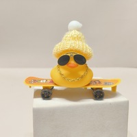 WOWEI Bebek Karet Hiasan Dashboard Mobil Ornamen Bebek Aksesoris Mobil Lucu dengan Mahkota Mini Gaun Kalung Mutiara Kacamata