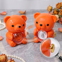 Boîte à bijoux ours rotative brillante orange en gros 360 °   Boîte à surprise avec rose éternelle, emballage cadeau personnalisé avec logo pour elle