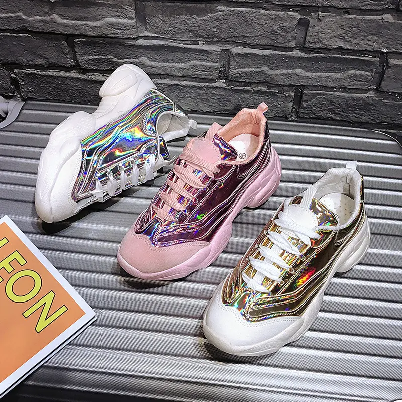 Zapatos casuales de fondo grueso deportivos de tendencia de moda láser coreana para mujer, novedad de 2020