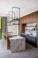 Meubles de cuisine Vermonhouzz bicolores beige et bois avec îlot central, armoires sur mesure sans poignées pour projet de maison contemporaine