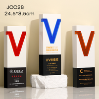 Trophée sportif personnalisé en résine écologique de style coloré, forme Victory, de la marque Jadevertu, cadeau d'entreprise innovant, plaque décorative