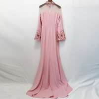Robe de soirée tendance 2026 à col montant, empiècements en maille, perles élaborées, manches cloche ornées de diamants et fente élégante