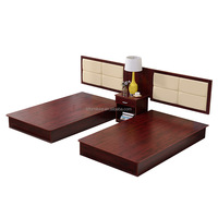 Ensemble matelas et cadre de lit double pour hôtel, avec tête de lit souple et table de chevet, mobilier de chambre moderne et minimaliste pour appartement