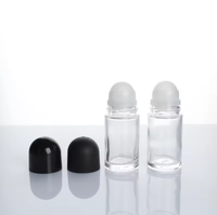 Bouteille d'huile en verre transparent de 50ml avec couvercle à vis rouleau sur des bouteilles de déodorant pour une utilisation cosmétique