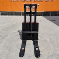 Gerbeur électrique 2 tonnes, 48 V,avec protections repliables du bras de l’opérateur, hauteur de levage maximale de 3 m
