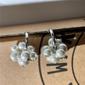 Pendientes de Aro con Perlas Blancas Redondas de Grado AA, Plata, para Uso Diario, con Engaste de Garra, 2022 - Product Image 1