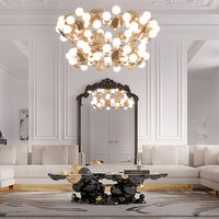 Table basse Newton, un objet de luxe au design moderne avec finition laquée noire et plaqué or, idéale pour les espaces contemporains et les hôtels.