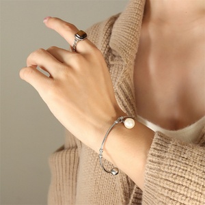 กำไลข้อมือสแตนเลสวินเทจ ชุบทอง ประดับมุกเทียม - Product Image 5