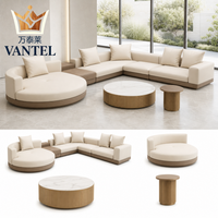 Ensemble de meubles de salon de villa moderne, canapé sectionnel incurvé avec base en bois et tables basses rondes pour maisons de luxe